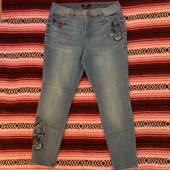 Nine West Denim - Nine West Floral Embroidered Skinny Jeans 👖🌸